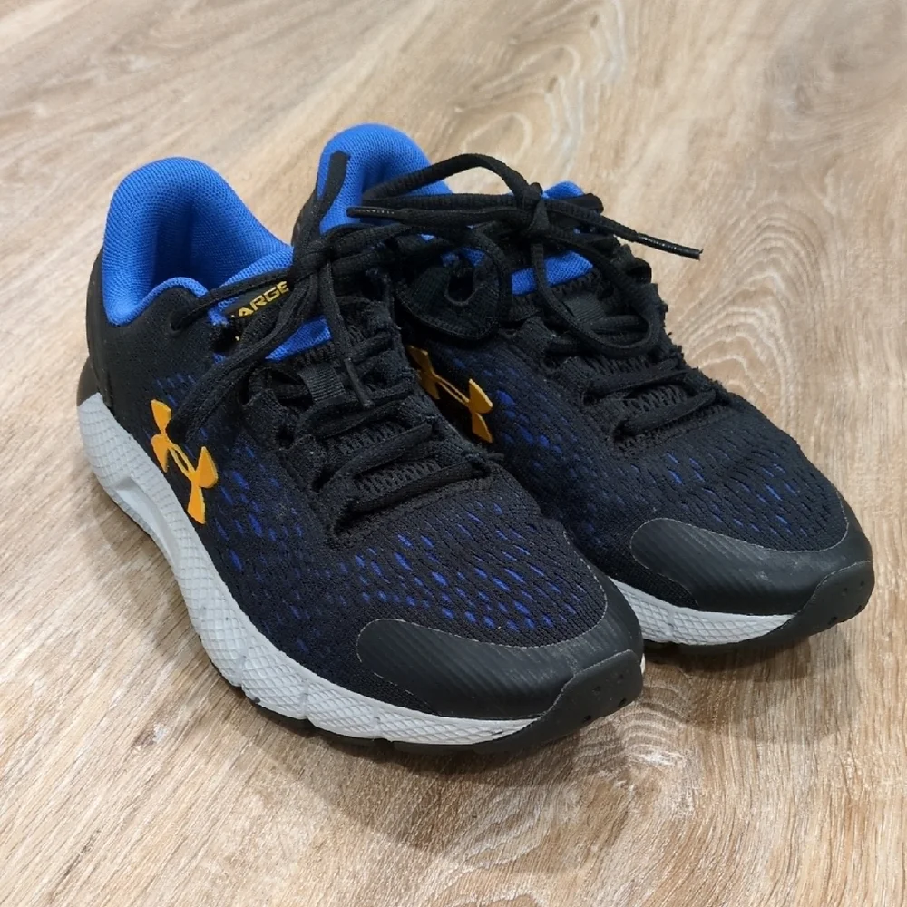 Under Armour Charged Rogue Black and Blue Athletic Shoes Youth 5Y